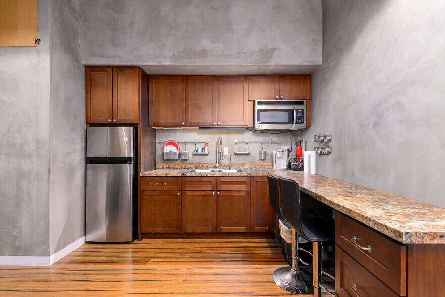 More Photos Of 1721 E Main St, Ventura Storefront For Sale