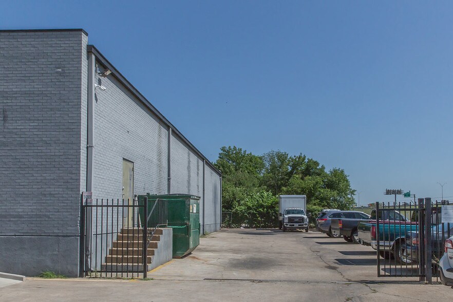 More Photos Of 1539 Round Table Dr, Dallas Light Manufacturing For Sale