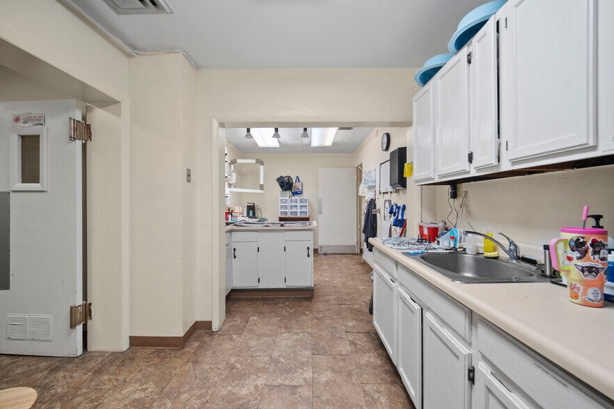 More Photos Of 5280 Edison Ave, Colorado Springs Veterinarian Kennel For Sale