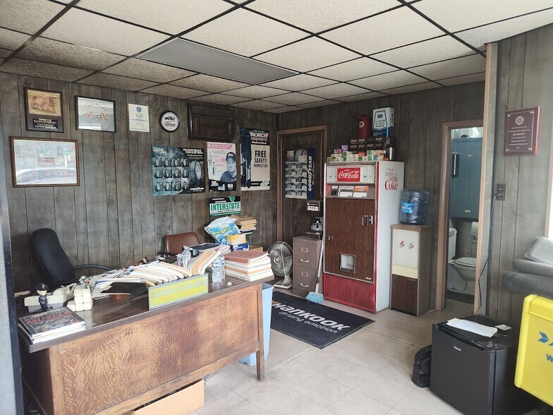 More Photos Of 737 S Main St, Phillipsburg Flex For Sale