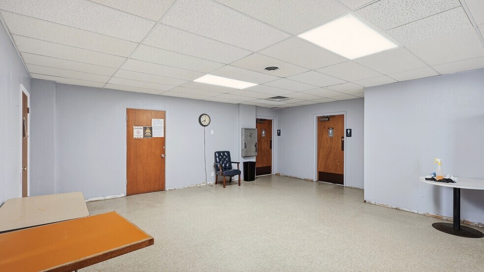 More Photos Of 204 W Beaver Ave, Fort Morgan Showroom For Sale