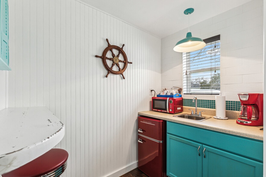 More Photos Of 512 N Travis St, Granbury Hospitality For Sale