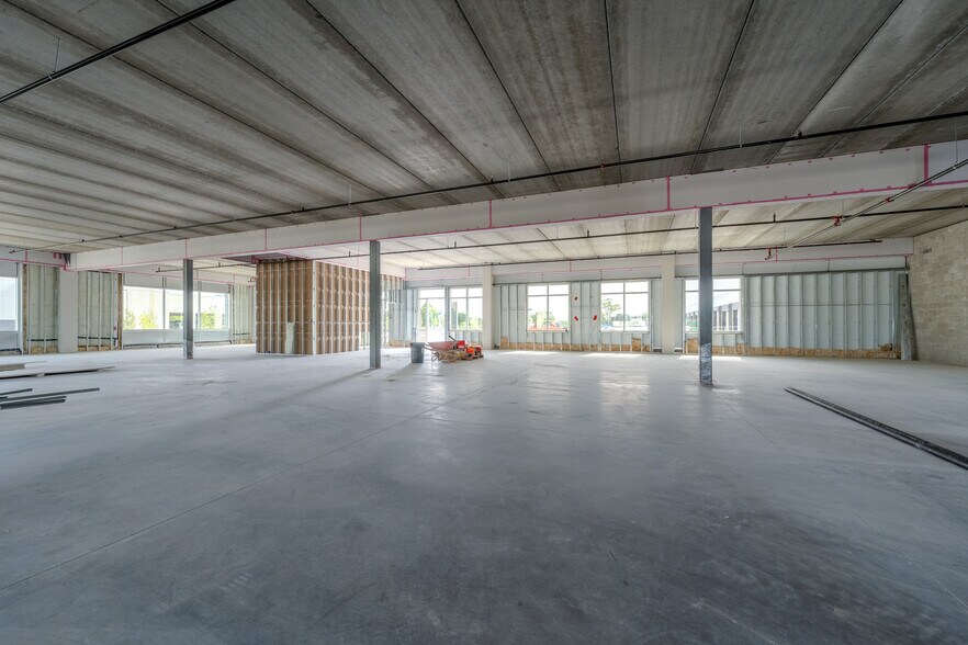 More Photos Of 151 Garden Ave, Brantford Distribution For Lease