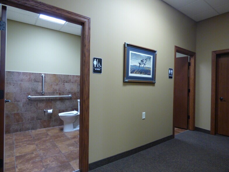 More Photos Of 196 Saint Andrews Dr, Mankato Office For Sale