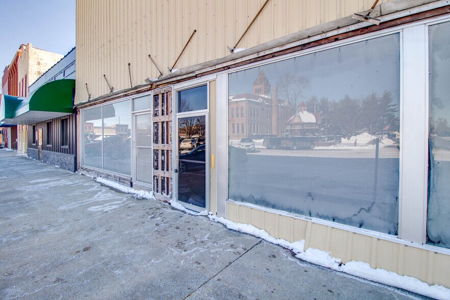 More Photos Of 531-533 N Main St, Carrollton General Retail For Sale