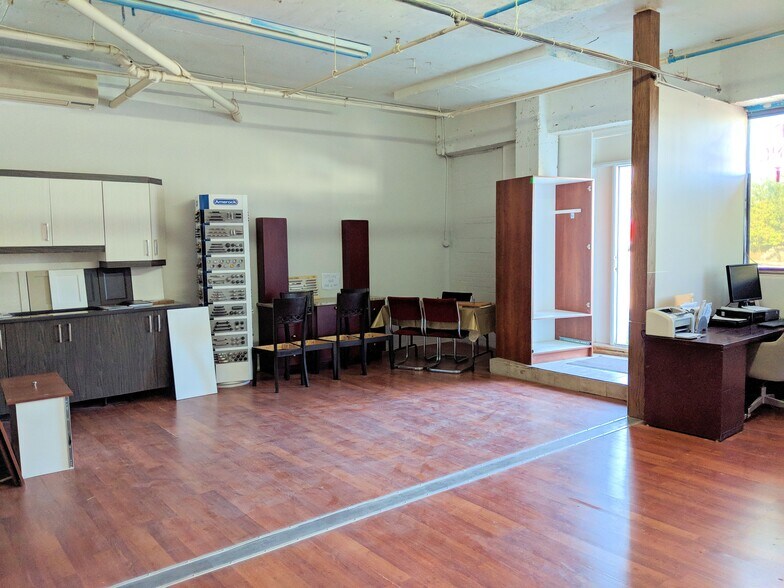 More Photos Of 7314 Av René-Descartes, Montréal Industrial For Sale