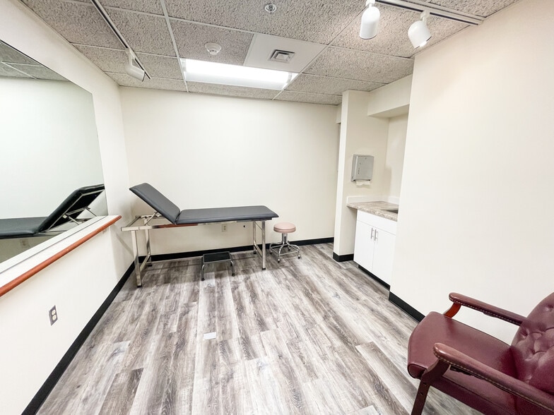 More Photos Of 4820 S Arrowhead Dr, Independence Medical For Lease