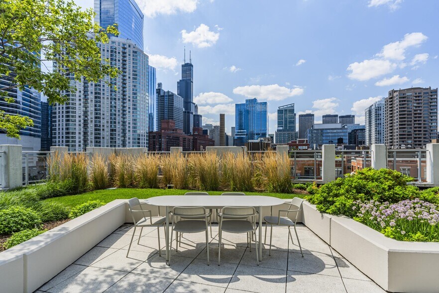More Photos Of 555 W Kinzie St, Chicago Multifamily For Sale