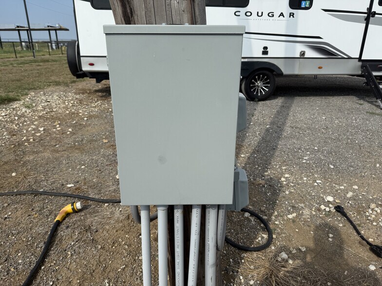 More Photos Of 13239 S Interstate 35, Valley View Manufacturing For Lease