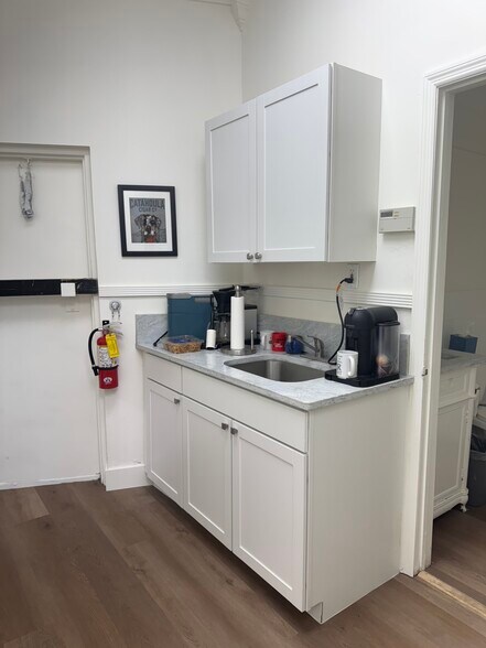 More Photos Of 1001 W Jasmine Dr, West Palm Beach Storefront Retail Office For Sale