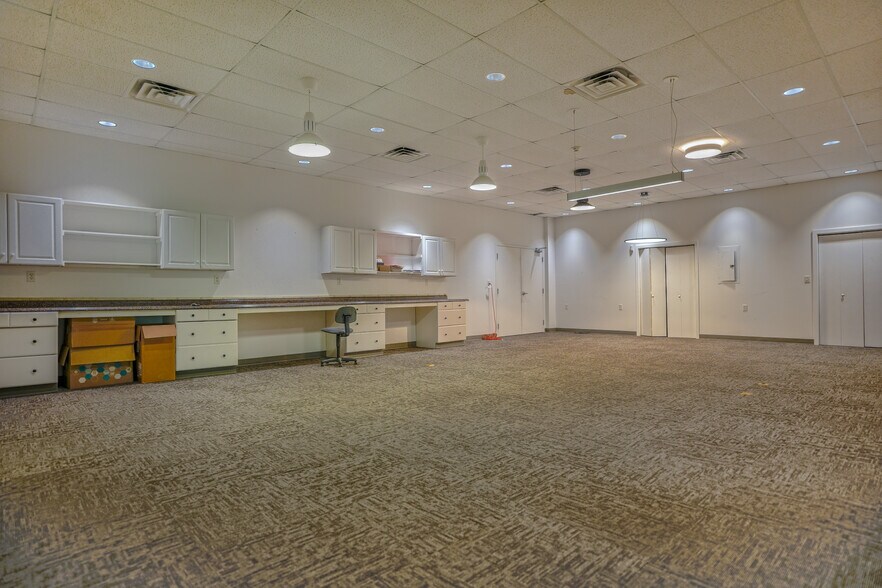 More Photos Of 35 Research Pky, Old Saybrook Light Manufacturing For Sale