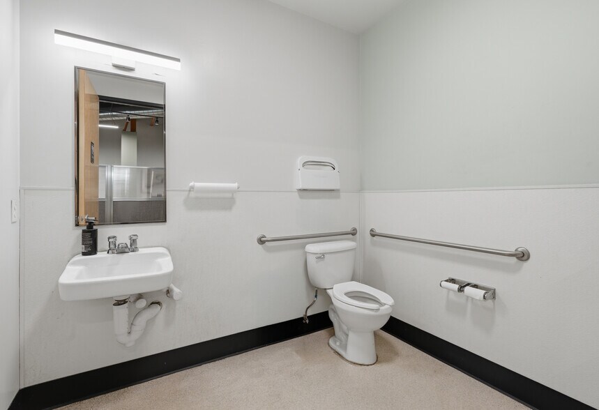 More Photos Of 8495 Redwood Creek Ln, San Diego Manufacturing For Sale
