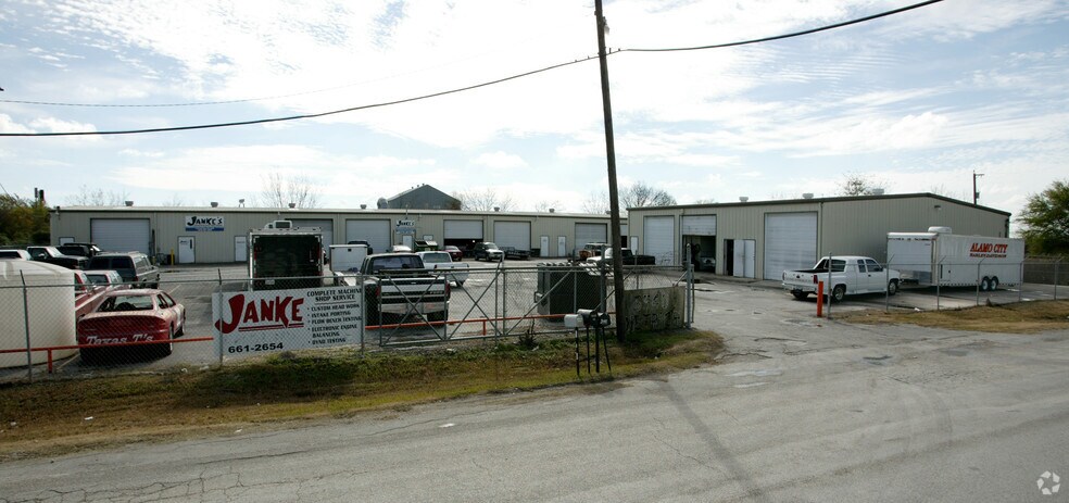 More Photos Of 5540 Dietrich Rd, San Antonio Service For Lease