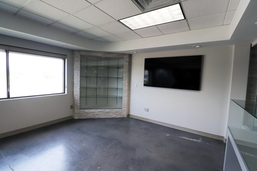 More Photos Of 4121 S 72nd Ave, Tulsa Service For Sale