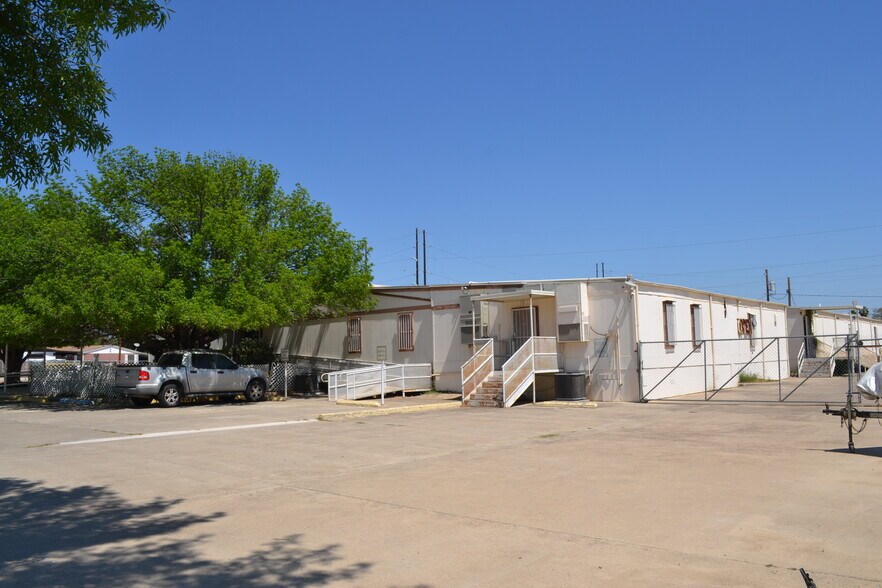 Primary Photo Of 200 W Lyon St, Laredo Healthcare For Sale