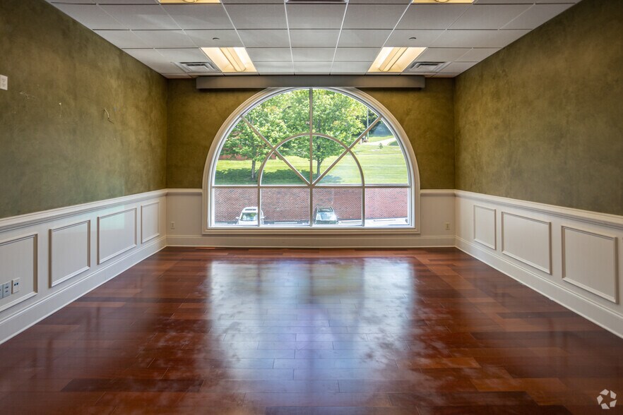 More Photos Of 120 Suburban Rd, Knoxville Office For Lease