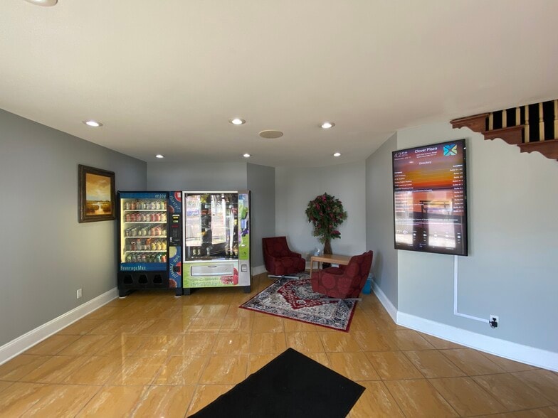 More Photos Of 1865 Old Hudson Rd, Saint Paul Office For Lease