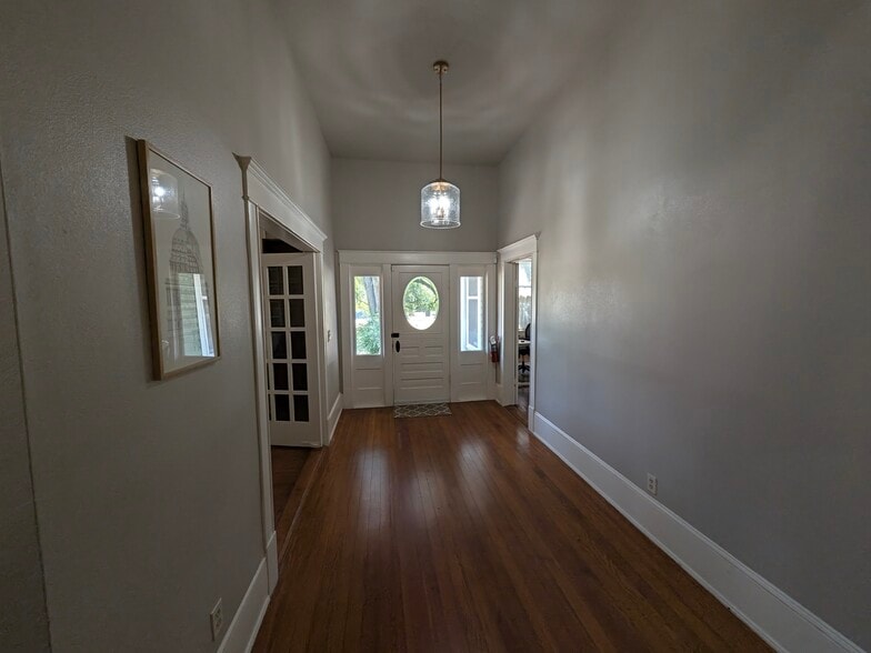 More Photos Of 206 Taylor St, Hutto Office For Lease
