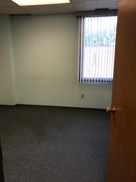 More Photos Of 202 Twin Oaks Dr E, Syracuse Office For Lease