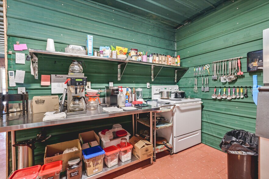 More Photos Of 112 Wilderness Rd, Mammoth Cave General Retail For Sale