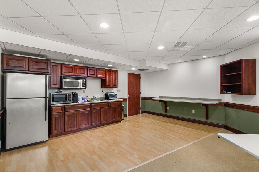 More Photos Of 1230 Lexington Ave, Mansfield Office For Lease