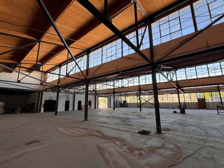 More Photos Of 4000-4010 Chevy Chase Dr, Los Angeles Showroom For Lease