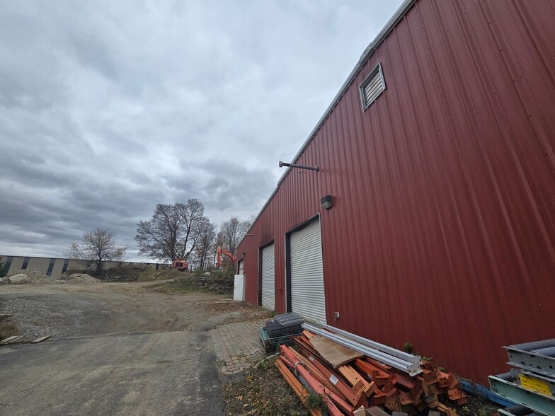 More Photos Of 14 Park Dr, Franklin Warehouse For Lease