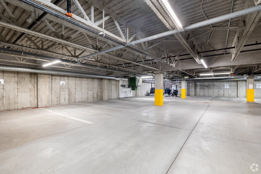 More Photos Of 2955 Rue Jules-Brillant, Laval Office For Lease