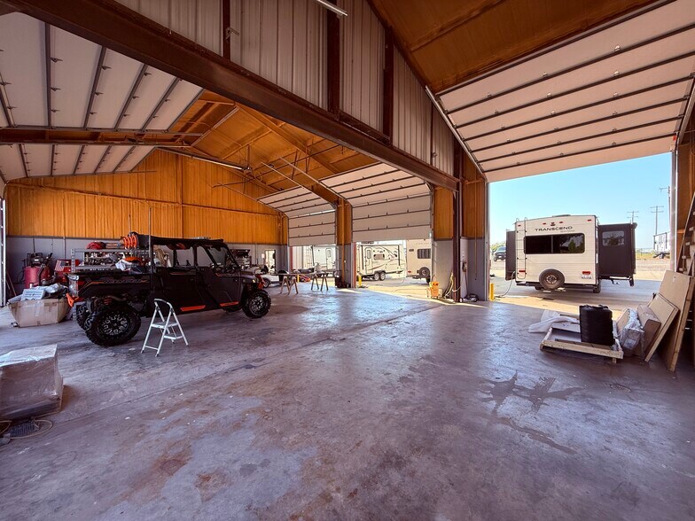 More Photos Of 13239 S Interstate 35, Valley View Manufacturing For Lease