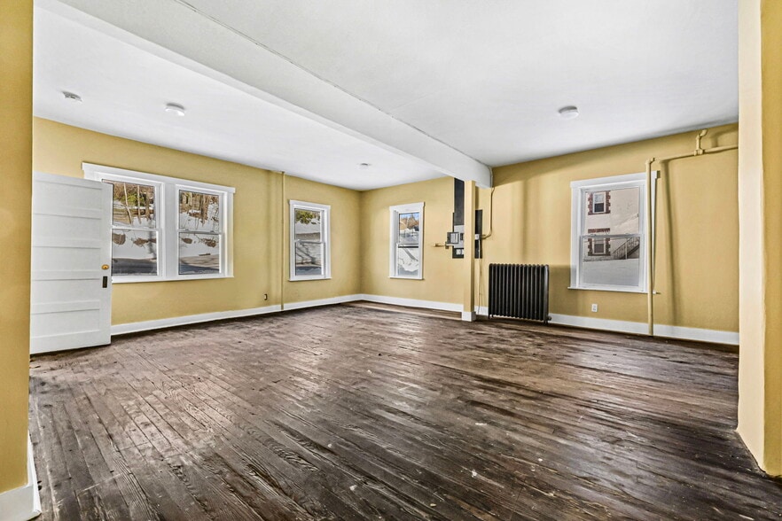 More Photos Of 68 Brook St, Croton On Hudson Showroom For Sale