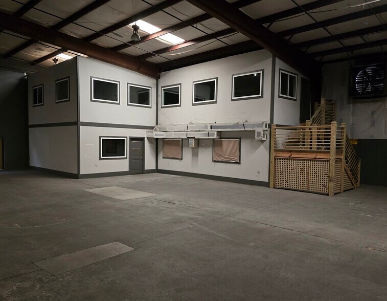 More Photos Of 913 Cobb Pky N, Marietta Warehouse For Lease