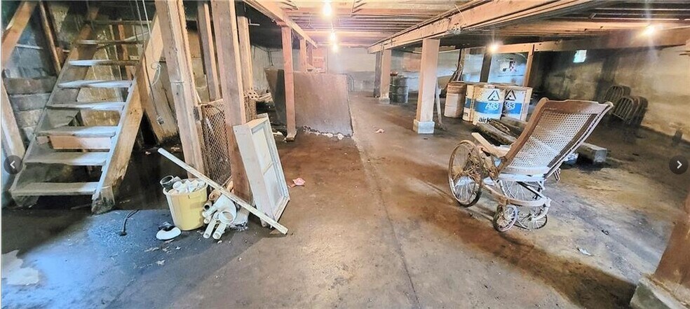 More Photos Of 512 Monroe st, Iola Loft Creative Space For Sale