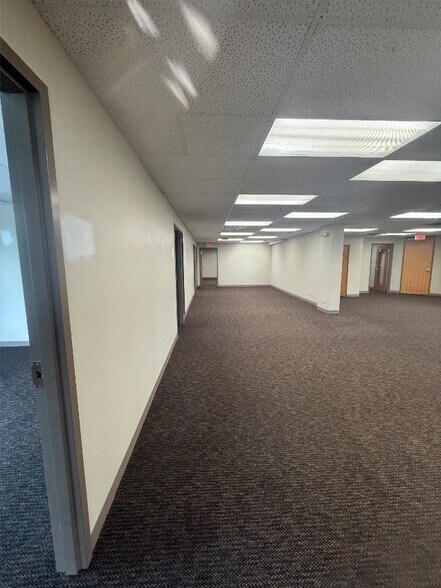More Photos Of 220 W Campus Dr, Arlington Heights Research And Development For Lease
