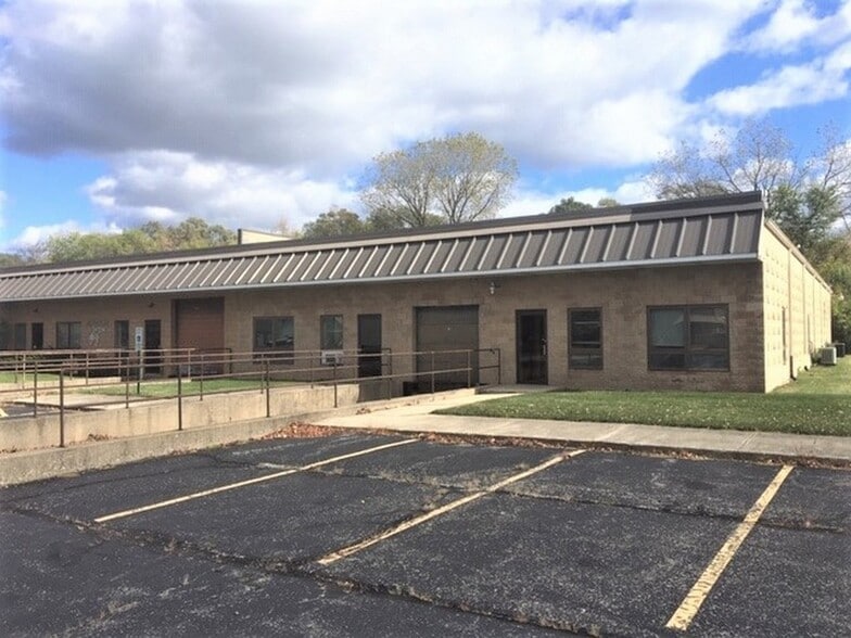 Primary Photo Of 455-457 S Dartmoor Dr, Crystal Lk, Crystal Lake Warehouse For Sale