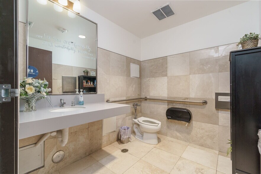 More Photos Of 2311 Statham Blvd, Oxnard Warehouse For Lease