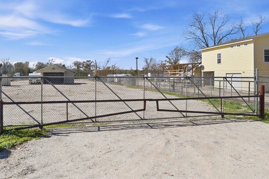 More Photos Of 12115 West Dr, Cypress Land For Lease