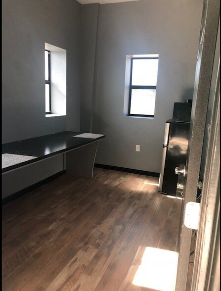 More Photos Of 13377 W Hillsborough Dr, Tampa Unknown For Lease
