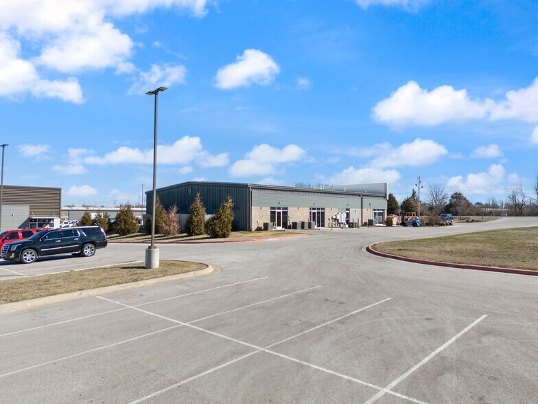 More Photos Of 2414 S 8th St, Rogers Freestanding For Lease