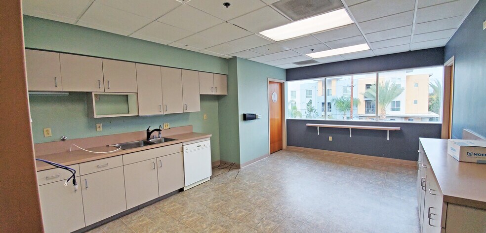 More Photos Of 12660 Riverside Dr, Valley Village Medical For Lease