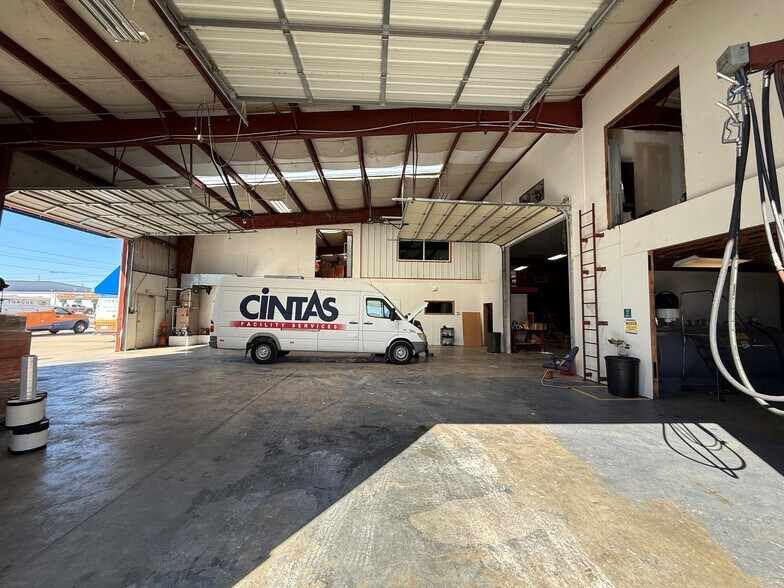 More Photos Of 10110 E 46th Pl, Tulsa Service For Lease