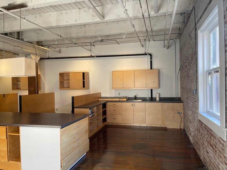 More Photos Of 1231 NW Hoyt St, Portland Loft Creative Space For Lease