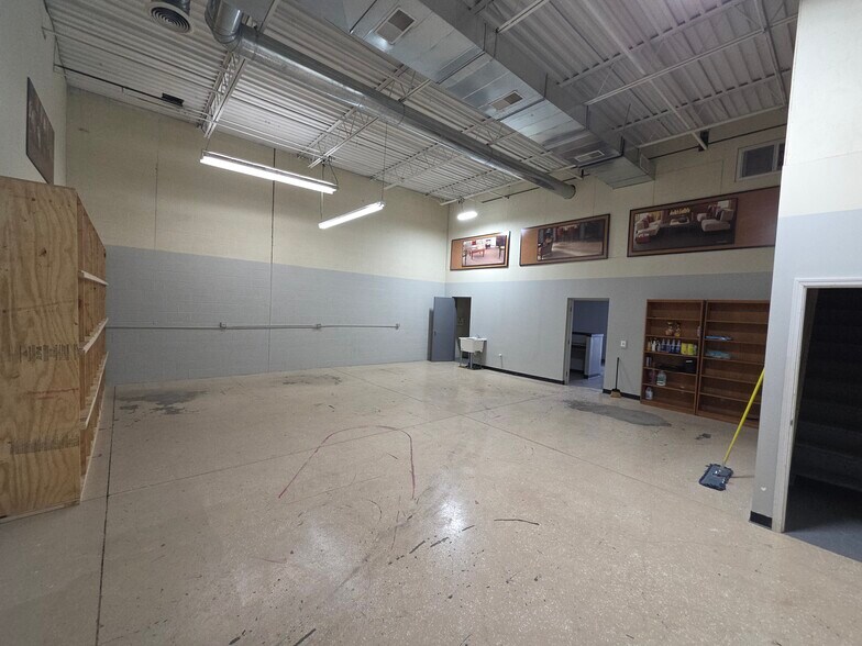 More Photos Of 14500-14550 E 11 Mile Rd, Warren Manufacturing For Lease