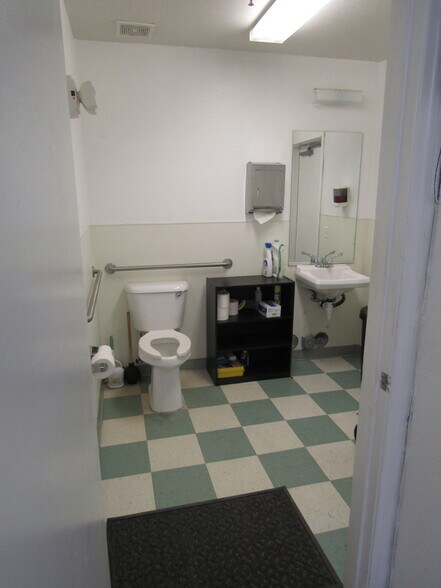 More Photos Of 209 E Brooks Ave, North Las Vegas Distribution For Lease