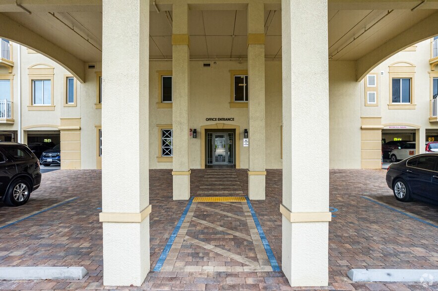 More Photos Of 1110 Pine Ridge Rd, Naples Office For Lease
