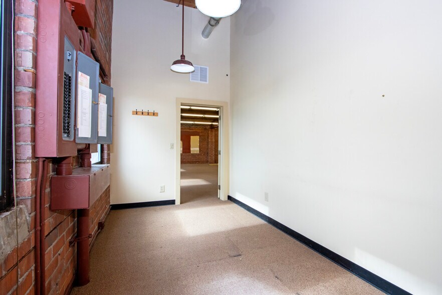 More Photos Of 160 S Columbus St, Wooster Warehouse For Lease