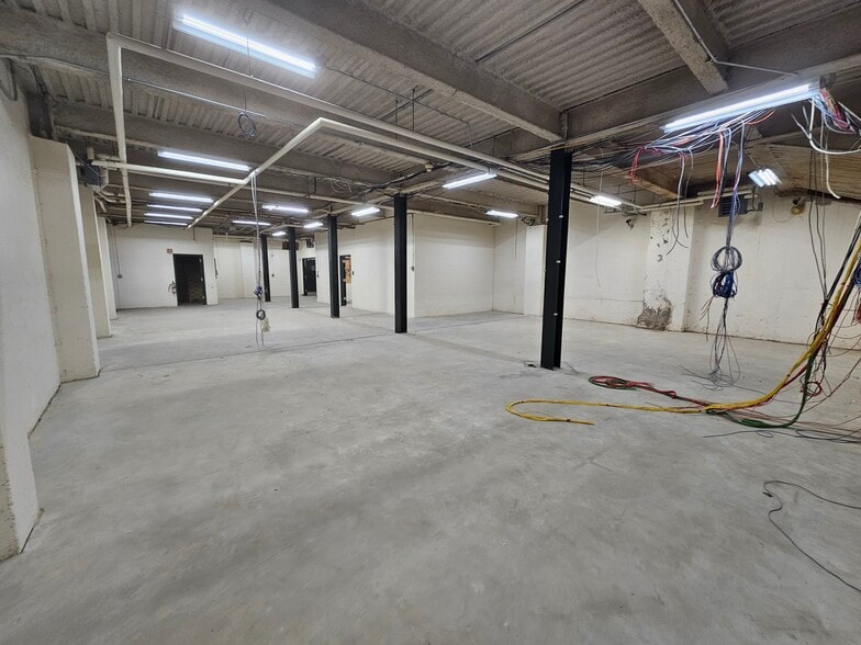 More Photos Of 20 Industrial Dr, Middletown Light Manufacturing For Lease