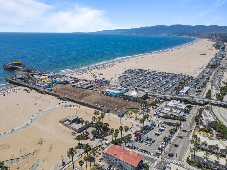 More Photos Of 1605 Ocean Front Walk, Santa Monica Storefront For Lease