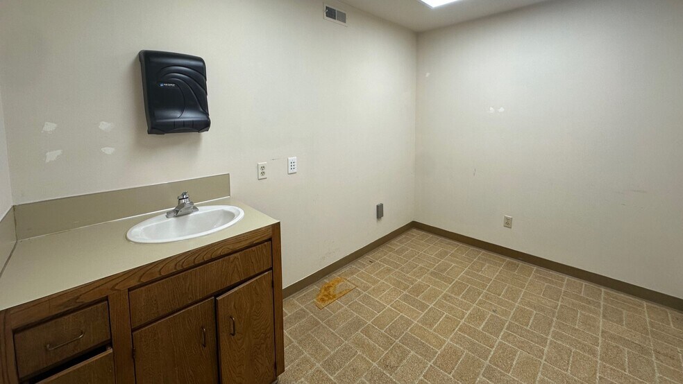 More Photos Of 1106 Douglas St, Longview Medical For Lease