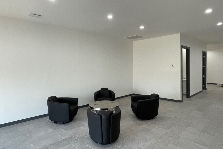 More Photos Of 1035 E Levee St, Dallas Showroom For Sale