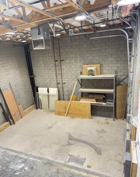 More Photos Of 15955 N Dial Blvd, Scottsdale Light Distribution For Lease